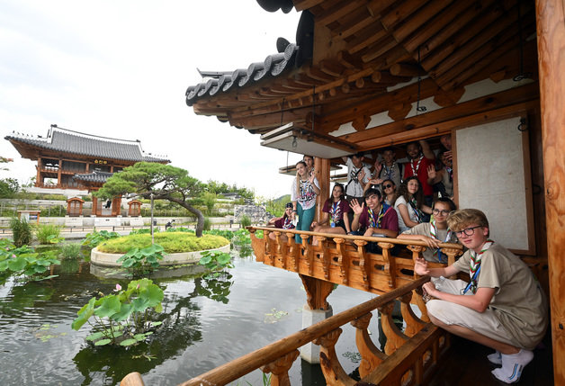 제25회 세계스카우트잼버리에 참가했던 불가리아 대원들이 9일 오후 세종시 한국수목원정원관리원 국립세종수목원을 방문, 한국전통정원에서 기념촬영을 하고 있다.2023.8.9/뉴스1