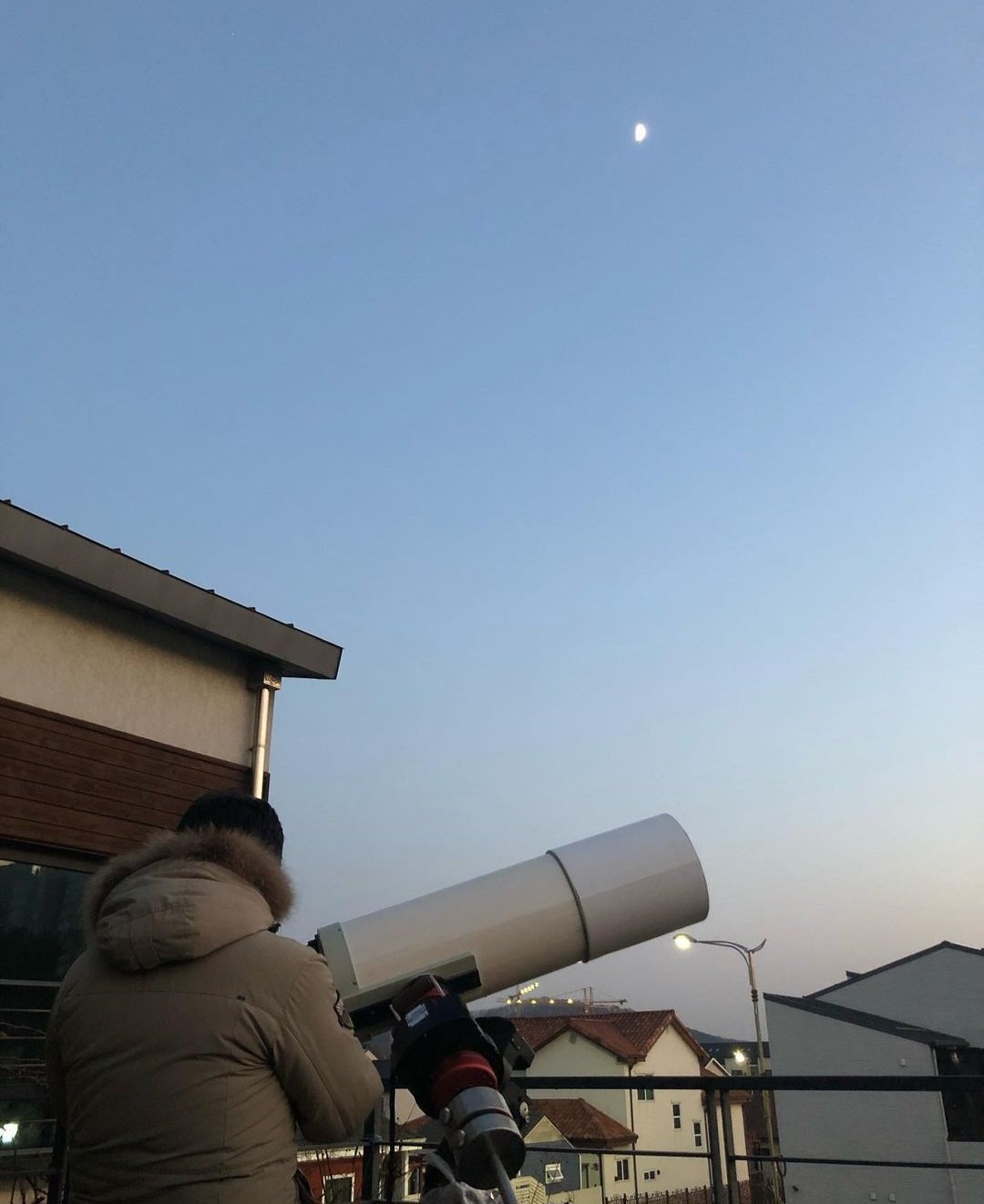 남편 황인준 씨는 종종 옥상정원에서 망원경으로 천체를 관측한다.  오수정 씨 제공