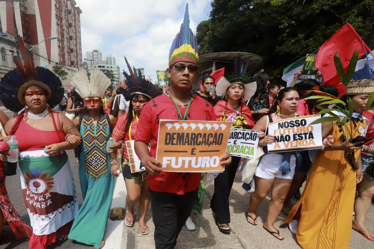 아마존 원주민들 “우리 미래는 매매 대상 아냐” 아마존 원주민들과 환경운동가들이 8일(현지 시간) 
아마존협력조약기구(ACTO) 정상회의가 열린 브라질 북부 벨렝에서 “우리의 미래는 매매 대상이 아니다” “아마존을 수호하라” 등의
 구호를 외치며 행진하고 있다. 이번 회의에 참여한 8개국 대표는 이날 아마존 내 삼림 벌채 종식을 위해 협력한다는 내용의 ‘벨렝
 선언’을 채택했지만, 루이스 이나시우 룰라 다 시우바 브라질 대통령의 공약인 ‘2030년까지 삼림 벌채 완전한 종료’ 계획은 
포함되지 않았다. 벨렝=AP 뉴시스