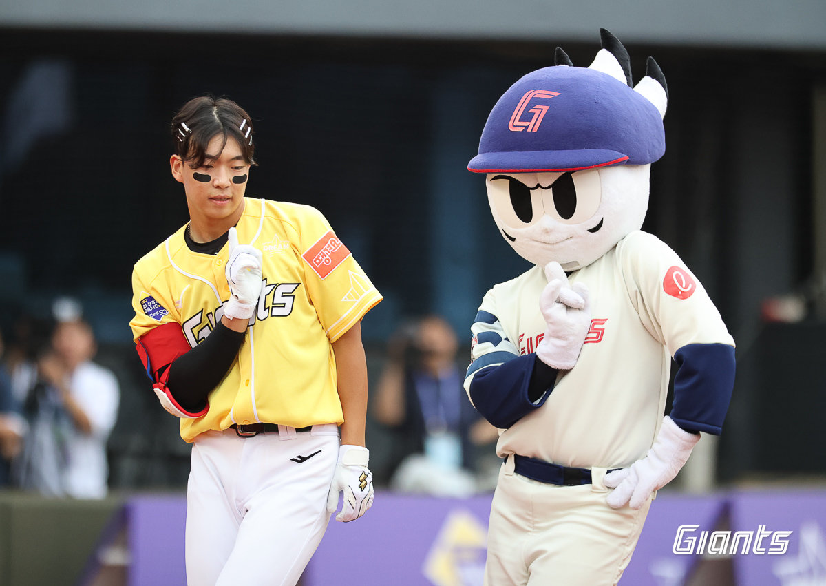 김민석이 지난달 15일 부산 사직구장에서 열린 프로야구 올스타전에서 ‘블랙핑크’ 제니의 ‘솔로’에 맞춰 춤을 추고 있다. 김민석은 이날 ‘베스트 퍼포먼스 상’을 받았다. 롯데 자이언츠 제공