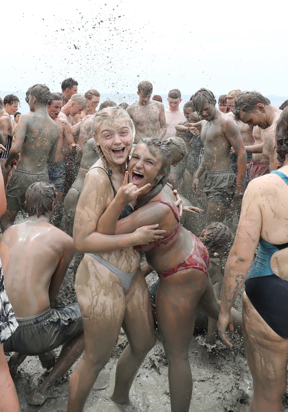 ‘보령 머드체험’ 함박웃음 9일 충남 보령 대천해수욕장을 방문한 스카우트 단원들이 진흙탕에서 물놀이를 즐기며 신나게 머드 체험을 하고 있다. 보령=뉴스1
