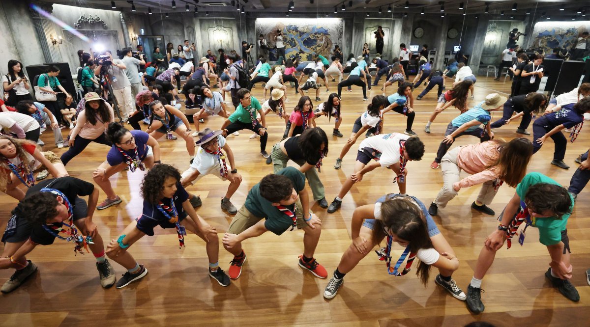 코스타리카 스카우트 대원들이 9일 서울 마포구 YGX아카데미에서 케이팝 댄스를 배우기 위해 몸을 풀고 있다. 뉴스1