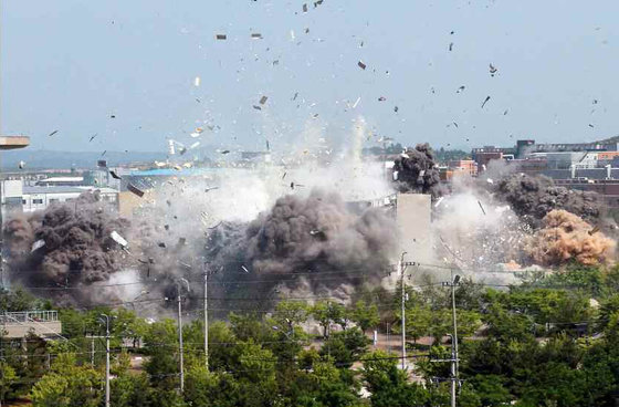북한 노동당 기관지 노동신문이 지난 2020년 6월17일에 공개한 개성 남북 공동연락사무소 폭파 장면. (뉴스1)
