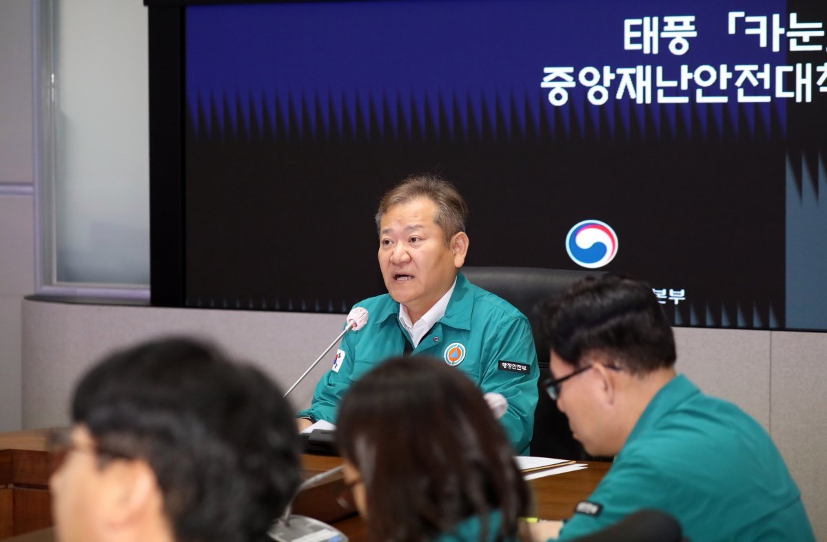 이상민 행정안전부 장관이 10일 오전 서울 종로구 세종대로 정부서울청사 행정안전부 중앙재난안전상황실 서울상황센터에서 열린 태풍 ‘카눈’ 대처 중앙재난안전대책본부 회의에서 모두 발언을 있다. 2023.8.10/뉴스1