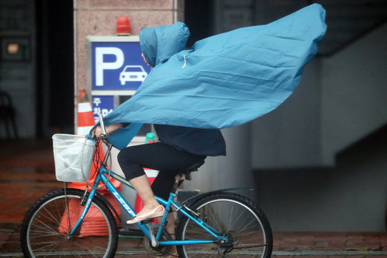 울산 남구청 앞 도로에서 한 시민이 우비를 입고 자전거를 타고 있다. 사진은 기사와 무관. ⓒ News1