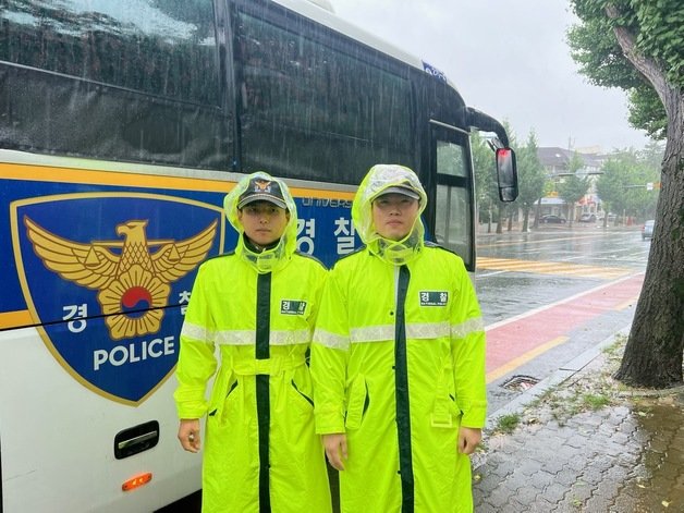 경남경찰청 2기동대 소속 홍준성 경장과 박준희 경위(왼쪽부터). 경남경찰청 제공