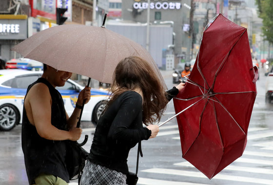 제6호 태풍 카눈의 직접 영향권에 들어선 10일 오전 서울 종로에서 시민이 든 우산이 강풍에 뒤집히고 있다. 2023.8.10/뉴스1 ⓒ News1