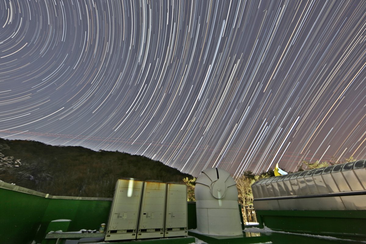좌구산 천문대가 지난해 12월 촬영한 쌍둥이자리 유성우 모습. 좌구산 천문대 제공