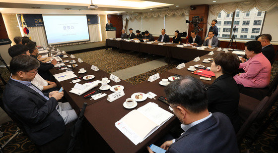 이주호 사회부총리 겸 교육부 장관이 10일 서울 중구 코리아나호텔에서 열린 교권회복 및 보호를 위한 교육부-국가교육위원회 공동주최 토론회에서 환영사를 하고 있다. 2023.8.10/뉴스1