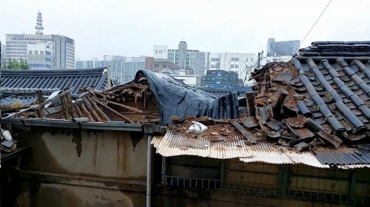 제6호 태풍 ‘카눈’이 북상한 10일 오후 서울 종로구 필운동 한옥주택 지붕이 붕괴돼 있다. 2023.8.10. 종로소방서 제공