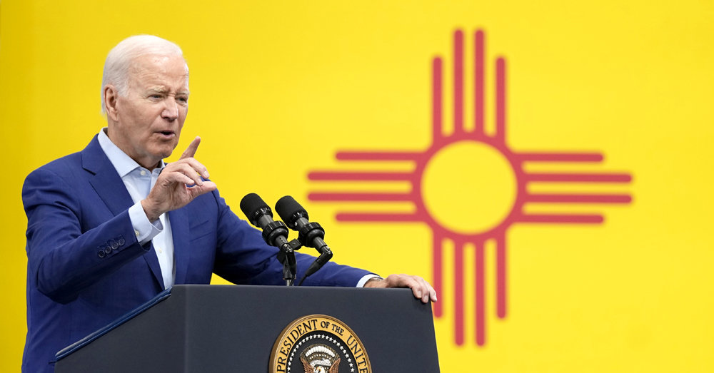 9일(현지 시간) 조 바이든 미국 대통령이 뉴멕시코주 벨렌의 풍력발전 관련 시설에서 미 청정에너지 산업의 호황을 언급하며 자신의 경제 정책 ‘바이드노믹스’가 이를 가능케 했다고 강조했다. 벨렌=AP 뉴시스