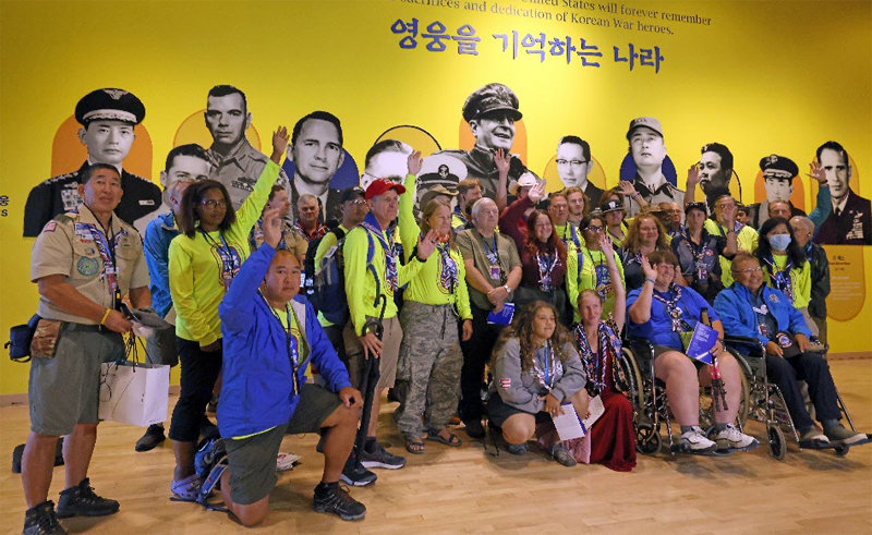 한국역사박물관서 기념 사진 10일 서울 종로구 대한민국역사박물관의 한미동맹 70주년 특별전시를 찾은 미국 스카우트 운영요원들이 기념 사진을 촬영하고 있다. 문화체육관광부 제공