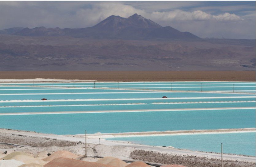 칠레 아타카마 호수에서 SQM이 리튬을 생산하는 모습. 호숫물을 퍼내 증발시켜서 리튬을 추출한다. SQM 홈페이지
