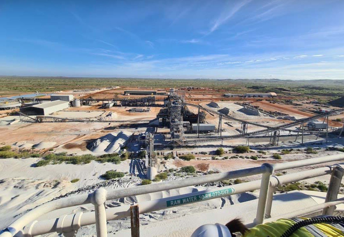 세계 최대 리튬 생산국인 호주에 있는 리튬 광산의 모습. 리튬 암석을 채굴해 로스팅하는 과정에선 석탄 화력이 쓰이기 때문에 친환경적이지 않다는 비판도 있다. 필바라미네랄 홈페이지