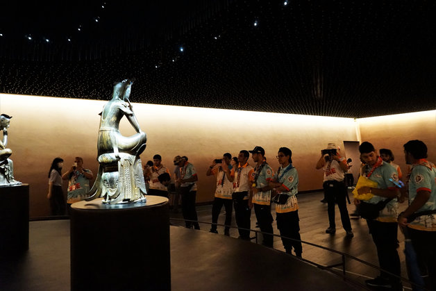 2023 새만금 제25회 세계스카우트잼버리에 참가한 UAE 대원들이 10일 서울 용산구 국립중앙박물관을 찾아 사유의 방을 관람하고 있다. (문화체육관광부 제공) 2023.8.10/