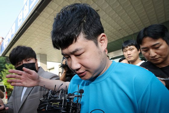 신림동 흉기난동 피의자 조선(33)이 서울 관악경찰서에서 검찰에 구속 송치되고 있다. 뉴스1