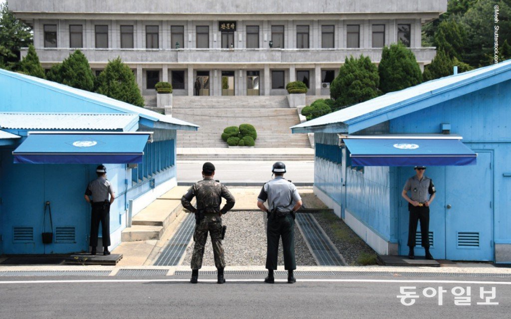 현재의 판문점 공동경비구역(JSA).  정전 협정 당시의 협상 장소는 현 위치에서 1km 가량 떨어진 곳이다.  뒤로 보이는 건물은 북한의 판문각.