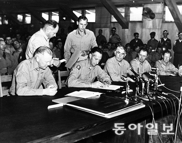 정전협정에 서명하는 클라크 유엔군 사령관(왼쪽에서 두 번째).  출처 영문위키.