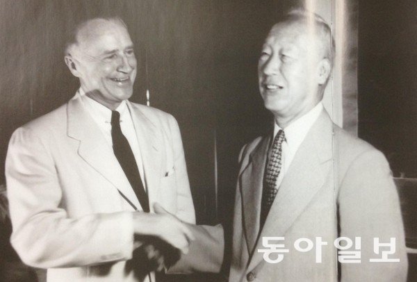 월터 로버트슨 미국 국무부 동아태 차관보(왼쪽)가 정전 협정 서명 한 달여를 앞둔 6월 25일 서울에 도착해 이승만 대통령과 악수하고  있다.