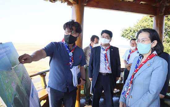 김현숙 여성가족부 장관이 지난해 9월 21일 처음  잼버리 행사 준비현장에 방문해 브리핑을 듣고 있다. 사진 여성가족부