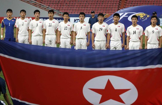 북한 U-23 축구대표팀 선발 선수들이 16일 오후(현지시간) 태국 방콕 라자망갈라 스타디움에서 열린 ‘2020 AFC U-23 챔피언십’ 베트남과 북한의 조별리그 3차전 경기에 앞서 북한 국가를 부르고 있다. 2020.1.17/뉴스1