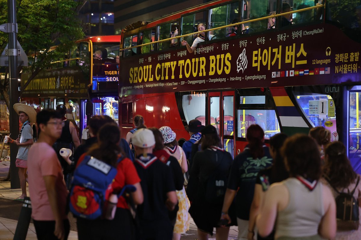 기사와 무관한 이미지/2023 새만금 세계 스카우트 잼버리에서 조기 퇴영한 영국 스카우트 대원들이 6일 밤 서울 시티투어버스 광화문 정류장에 모여 탑승을 기다리고 있다. (공동취재) 2023.8.6/뉴스1