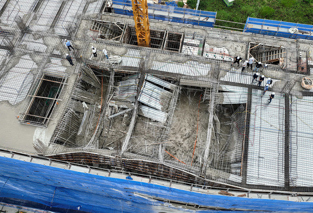 9일 오전 11시47분쯤 경기 안성시 옥산동의 한 신축상가 복합건축물 공사 현장에서 바닥이 붕괴되면서 2명이 매몰됐다. (공동취재) 2023.8.9/뉴스1