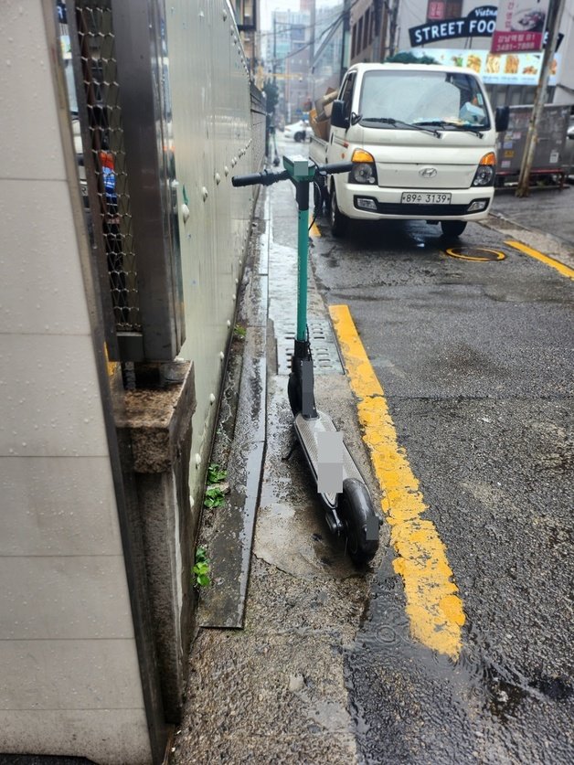 서울 강남역 뒷쪽 도로변에 공유형 전동킥보드가 방치돼 있다 ⓒ News1