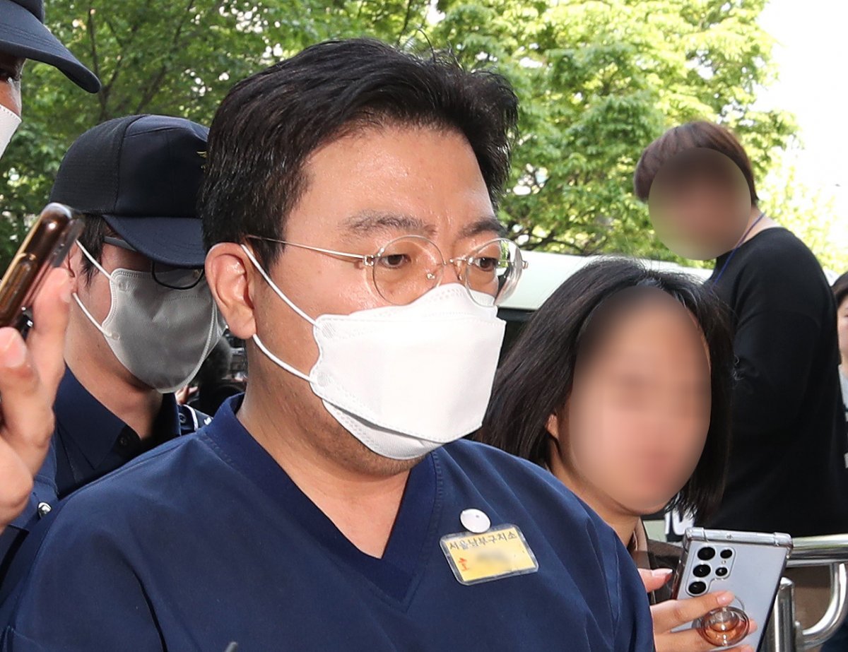 SG증권발 폭락 사태와 관련해 주가조작을 주도한 의혹을 받는 라덕연 H투자자문업체 대표가 11일 오전 서울 양천구 서울남부지방법원에서 열리는 구속 전 피의자심문(영장실질심사)에 출석하고 있다. 2023.5.11/뉴스1