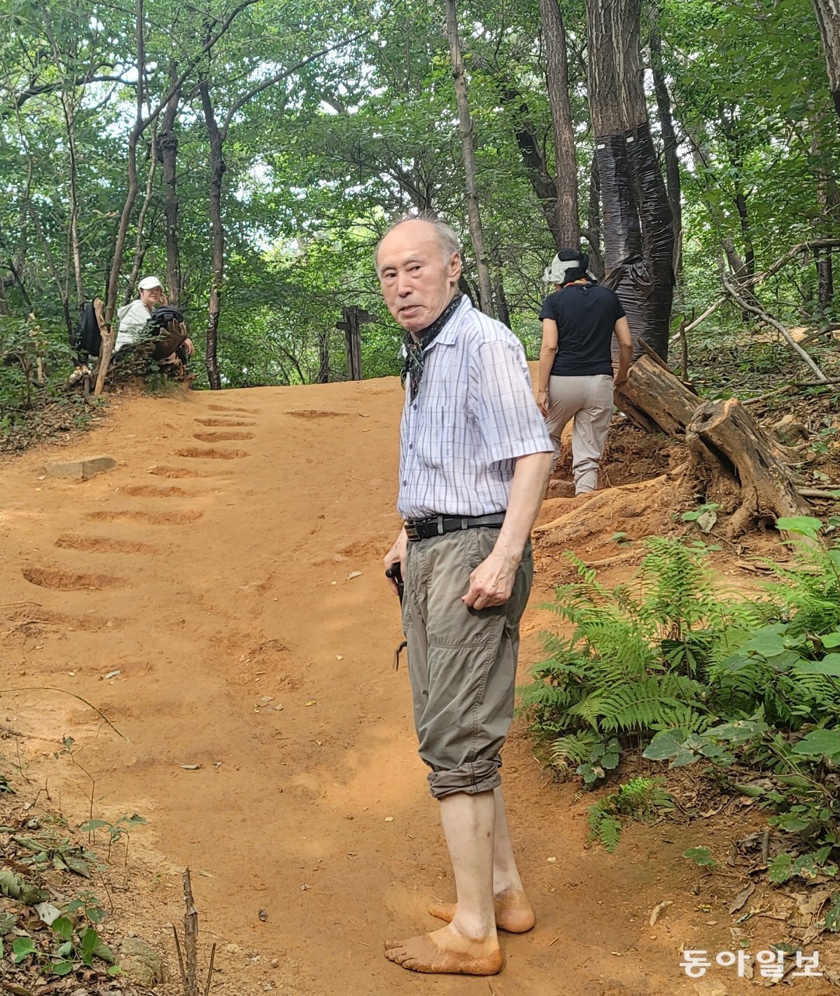 이강일 이사장이 인천 연수구 청량산에 올라 맨발로 황톳길을 걷고 있다. 맨발걷기국민운동분부 인천연수구지회 제공.