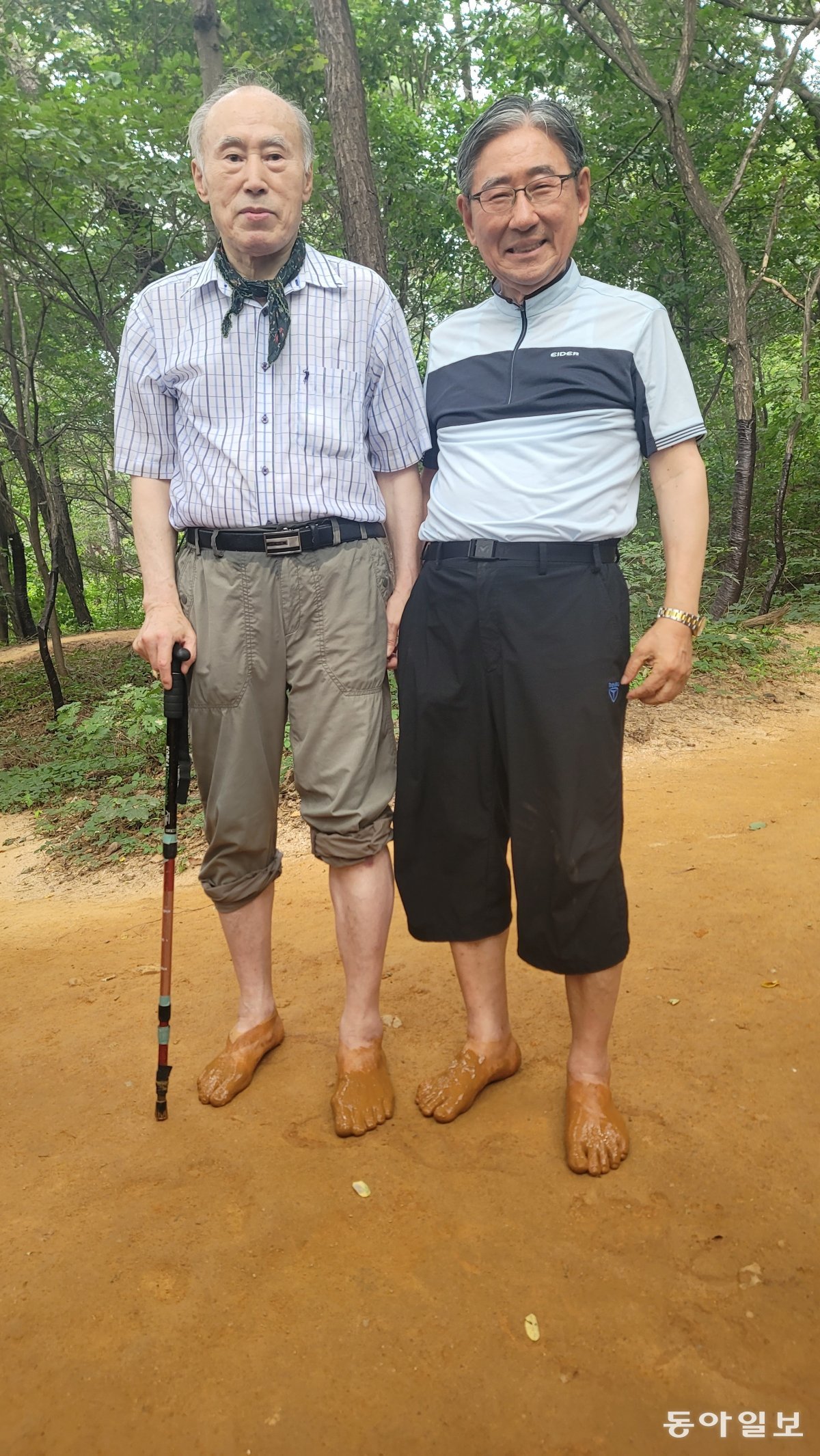 이강일 이사장(왼쪽)과 박동창 회장이 인천 연수구 청량산에서 맨발로 포즈를 취했다. 맨발걷기국민운동분부 인천연수구지회 제공.