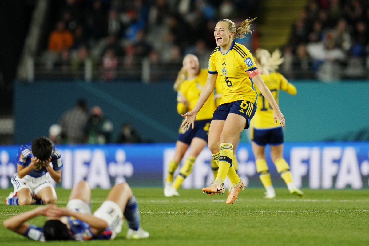 뛰는 스웨덴 주저앉은 日 일본 축구대표팀 선수들이 11일 국제축구연맹(FIFA) 여자 월드컵 8강전에서 스웨덴에 1-2로 져 4강 진출에 실패한 뒤 
그라운드에 드러눕거나 주저앉은 채로 아쉬워하고 있다. 오른쪽은 기뻐하는 스웨덴 선수. 오클랜드=AP 뉴시스