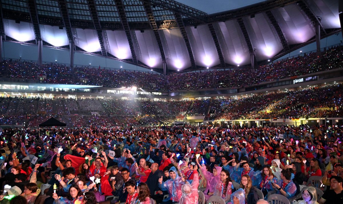 상암 달군 K팝 콘서트 11일 오후 서울 마포구 서울월드컵경기장에서 비가 내리는 가운데 응원봉을 든 스카우트 대원들이 K팝 슈퍼 라이브 콘서트를 관람하고
 있다. 사진공동취재단