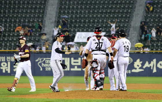 11일 오후 서울 송파구 잠실야구장에서 열린 프로야구 ‘2023 신한은행 SOL KBO 리그’ LG 트윈스와 키움 히어로즈의 경기에서 키움에 5대3 승리를 거둔 LG 선수들이 기쁨을 나누고 있다. 2023.8.11 뉴스1