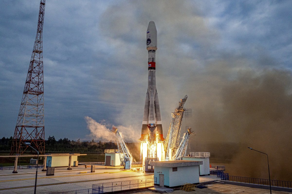 러시아 연방우주공사 로스코스모스가 11일 무인 달 착륙선 ‘루나 25호’를 소유스 로켓에 실어 발사했다. 러시아의 달 탐사는 47년 만이다. 보스토치니=AP 뉴시스