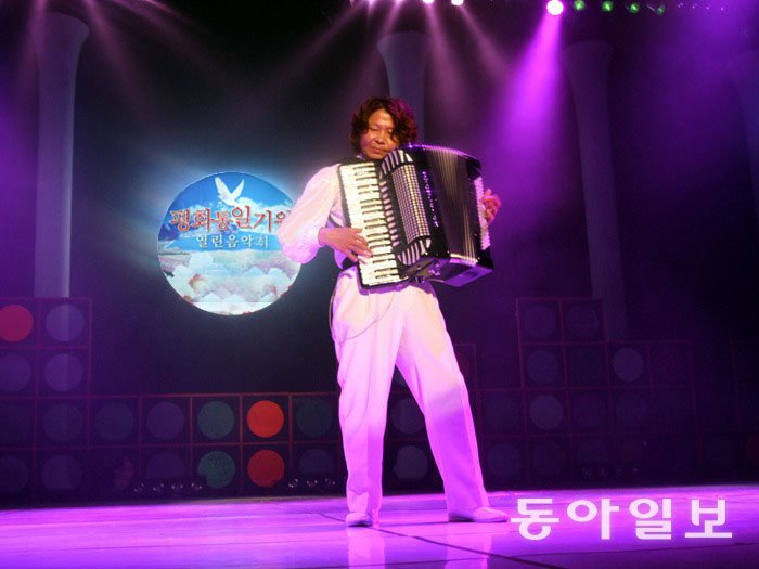 2013년 부산에서 진행된 kbs 열린음악회에서 아코디언을 연주하고 있는 김영남 씨.