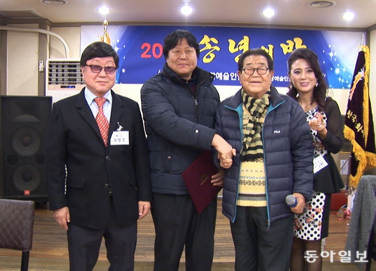 2018년 한국문화예술인협회 송년의 밤 행사에 참가한 김 씨(왼쪽에서 두 번째)가 송해 선생과 손을 잡고 사진을 찍었다.