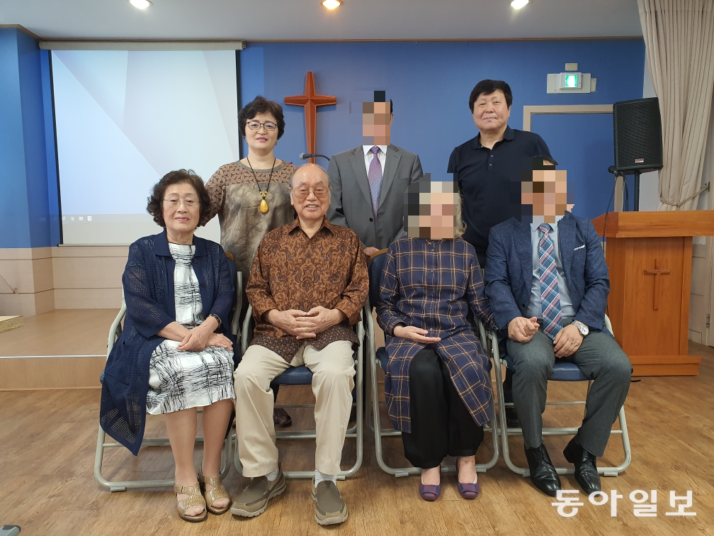 중국에서 온가족의 목숨을 살려준 은인인 주계명 목사(앞줄 왼쪽에서 두 번째)와 최정숙 사모(앞줄 맨 왼쪽). 3년 전 찍은 사진이다.