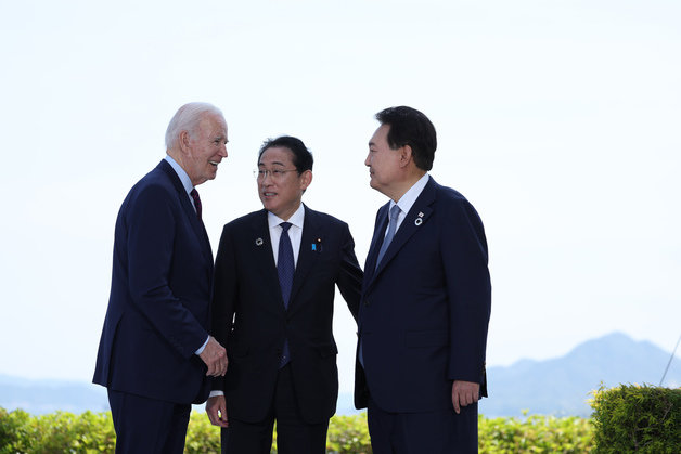 윤석열 대통령과 조 바이든 미국 대통령, 기시다 후미오 일본 총리가 5월 21일 히로시마 G7 정상회의장인 그랜드 프린스 호텔에서 열린 한미일 정상회담에서 대화를 나누고 있다. 2023.5.21. 대통령실 제공