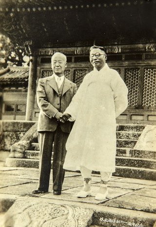 이승만과 김구가 1946년 미군정 자문을 위한 회의를 마치고 악수하고 있다.  대한민국역사박물관