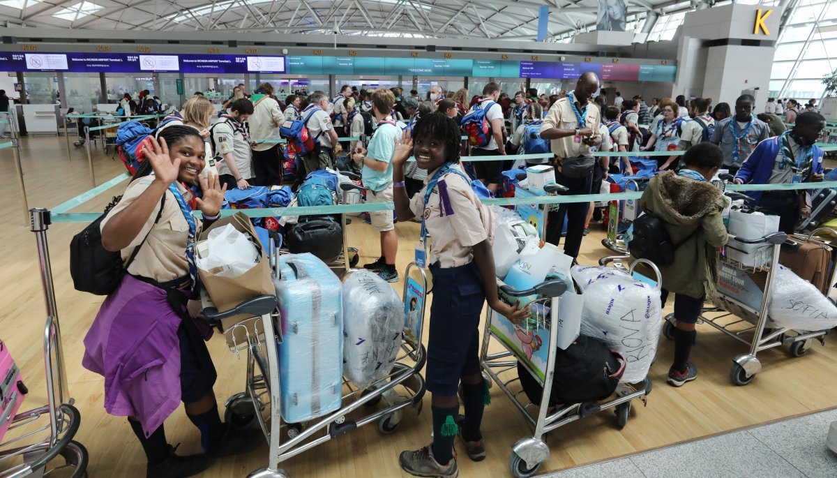 12일간의 여정을 마친 세계스카우트 잼버리 대원들이 13일 인천국제공항 출국장에서 취재진을 향해 인사하고 있다. 2023.8.13 뉴스1