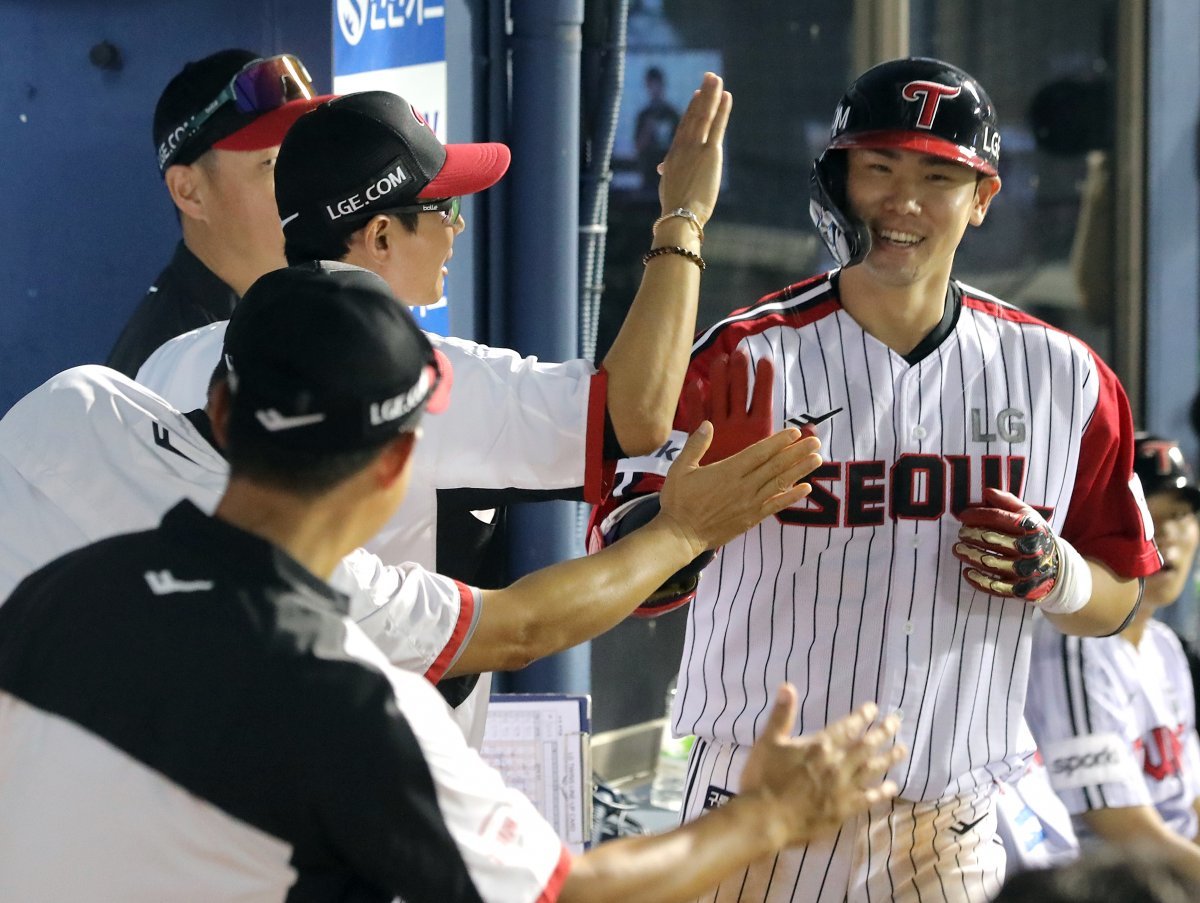 8회말  17-8로 달아나는 솔로포로 시즌 마수걸이 홈런을 신고한 홍창기. 뉴시스