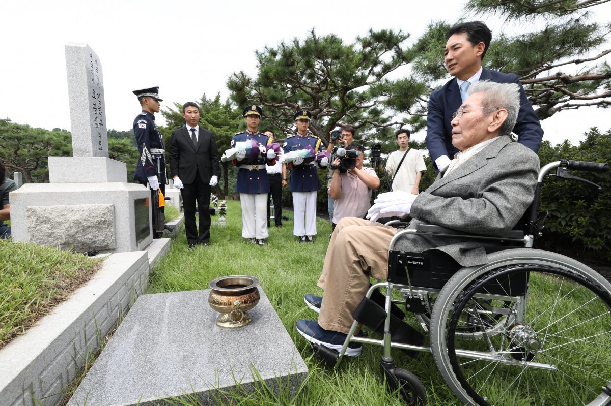 남은 생을 고국에서 보내기 위해 13일 한국에 돌아온 오성규 애국지사(오른쪽)가 그를 일본 도쿄에서 직접 모셔 온 박민식 
국가보훈부 장관(오 지사 왼쪽) 등과 함께 서울 동작구 국립서울현충원 내 광복군 제3지대장 김학규 장군 묘소를 찾아 환국 신고를 
하고 있다. 오 지사는 일제강점기 광복군 제3지대 대원으로 활약했다. 뉴시스