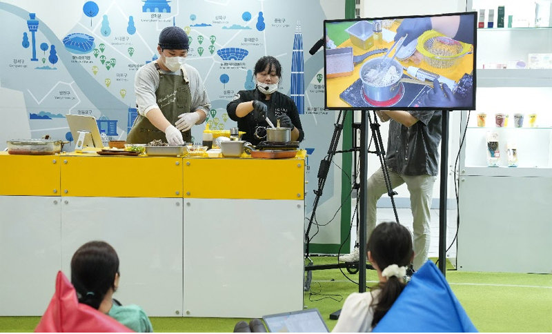 10일 서울 강남구 코엑스에서 열린 ‘코리아 비건페어 2023’의 서울시 홍보관에서 채선우 국제그린푸드연구소 셰프(오른쪽)가 ‘헴프시드 국’ 요리를 선보이고 있다. 사흘간 열린 이번 행사에는 1만3000여 명이 방문했다. 서울시 제공