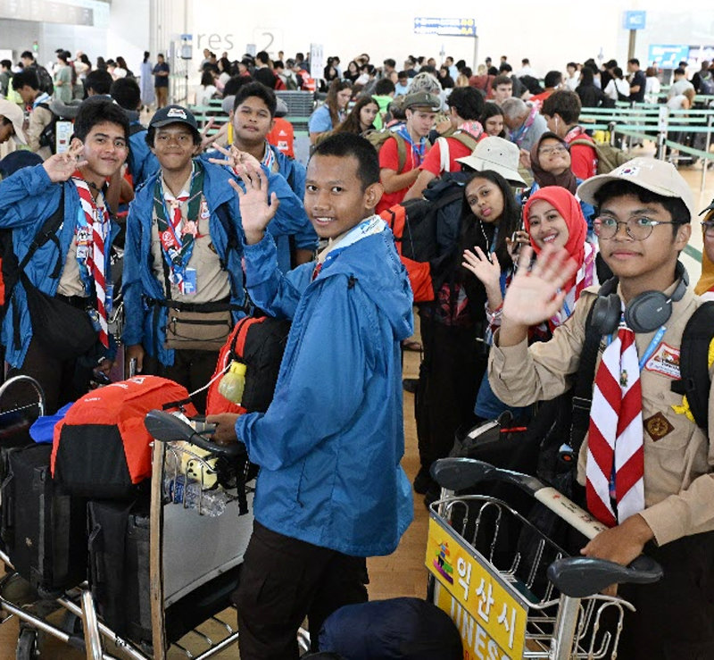 추억 만들고 출국 ‘2023 새만금 세계스카우트잼버리’를 마친 각국 대원들이 12일 출국을 위해 인천국제공항에 모여 손을 흔들고 있다. 대원들은 다른 나라 대원들과 단복, 스카프 등을 교환하며 아쉬움을 달랬다. 인천=뉴시스