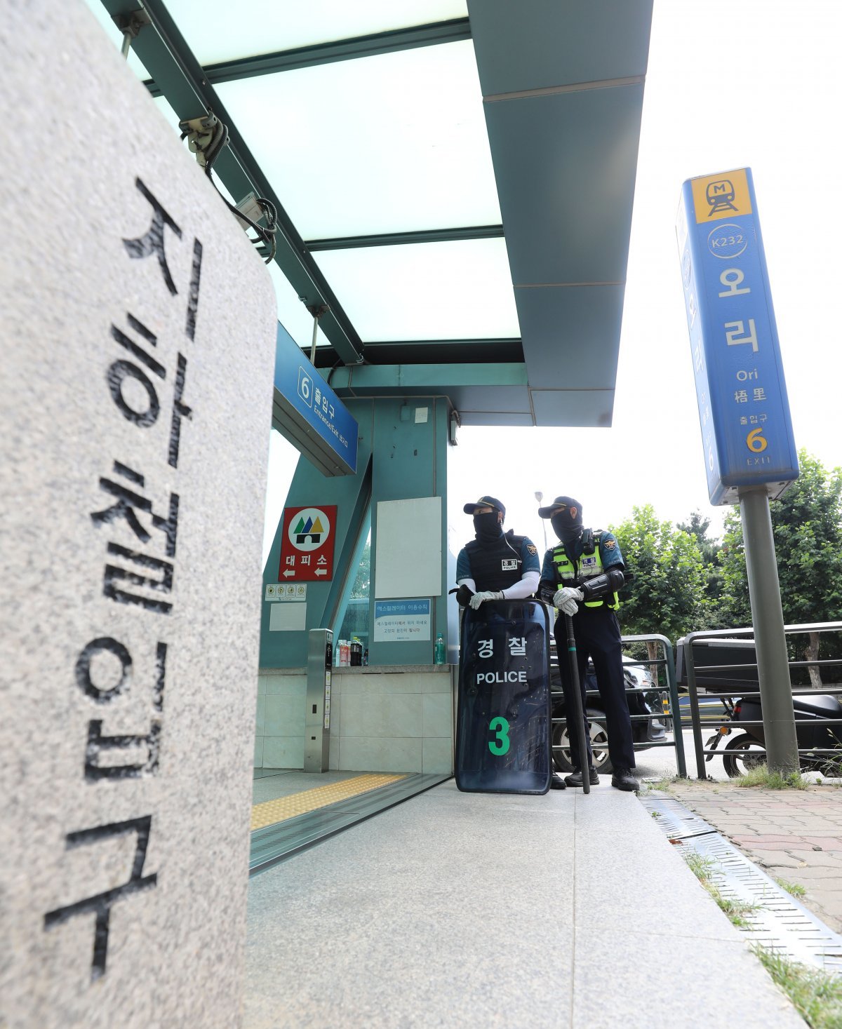 4일 오후 경기 성남시 분당구 오리역에서 경찰 병력이 순찰을 하고 있다. 경찰은 ‘서현역 묻지마 흉기난동’ 사건 후 온라인 공간에서 또 다른 ‘오리역 살인예고’ 글이 작성되자 성남시 분당지역에 인력 98명을 긴급배치 했다. 2023.8.4/뉴스1