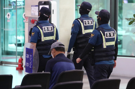 대구국제공항에 대한 ‘폭탄테러’와 공항 이용객 불특정 다수를 상대로 ‘흉기난동’이 예고된 가운데 9일 오전 경찰이 대구공항 경계를 강화하고 있다. 2023.8.9/뉴스1