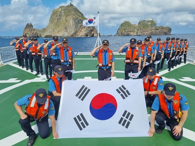 동해해양경찰서 3016함 소속 해양경찰관들이 제78주년 광복절을 앞둔 지난 12일 독도 인근해상에서 대형 태극기를 펼치고 해양주권 수호의지를 다지고 있다.동해해경 제공