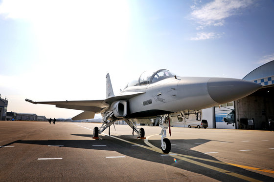 7일 경남 사천 한국항공우주산업(KAI) 본사에서 열린 ‘폴란드 수출형 FA-50 1호기 출고식’에서 FA-50GF가 이동하고 있다. 한국항공우주산업 제공
