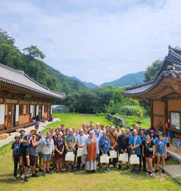 보은 속리산 법주사에서 템플스테이 체험 활동을 한  2023세계스카우트 잼버리대회 독일 대원들이 기념 촬영을 하고 있다. 법주사 제공